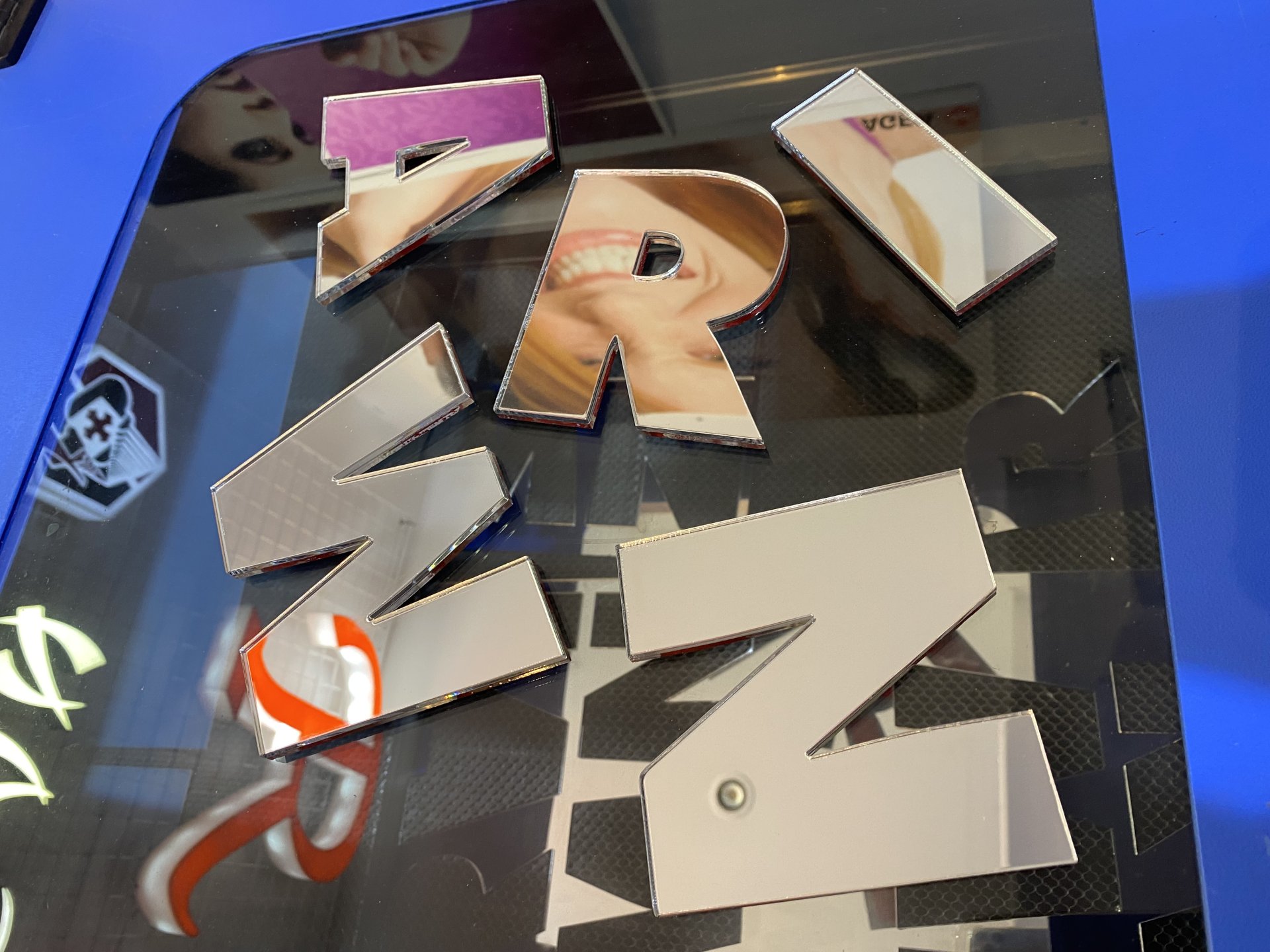 Logo MARNI  miroir découpé au laser image 3