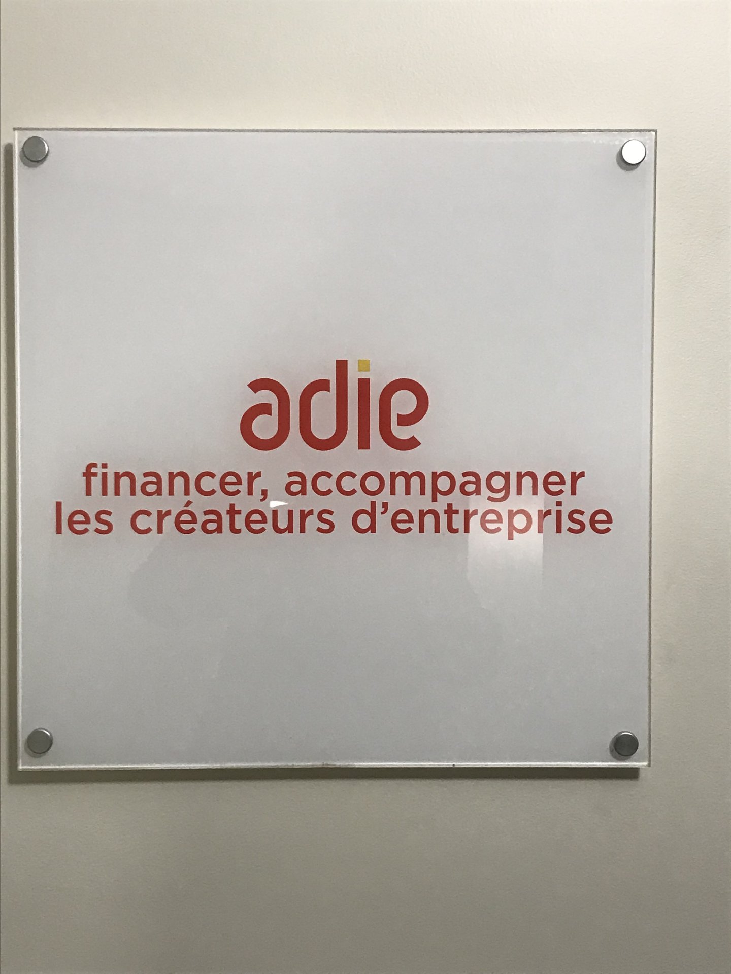 Plaque signalétique en plexiglas ADIE