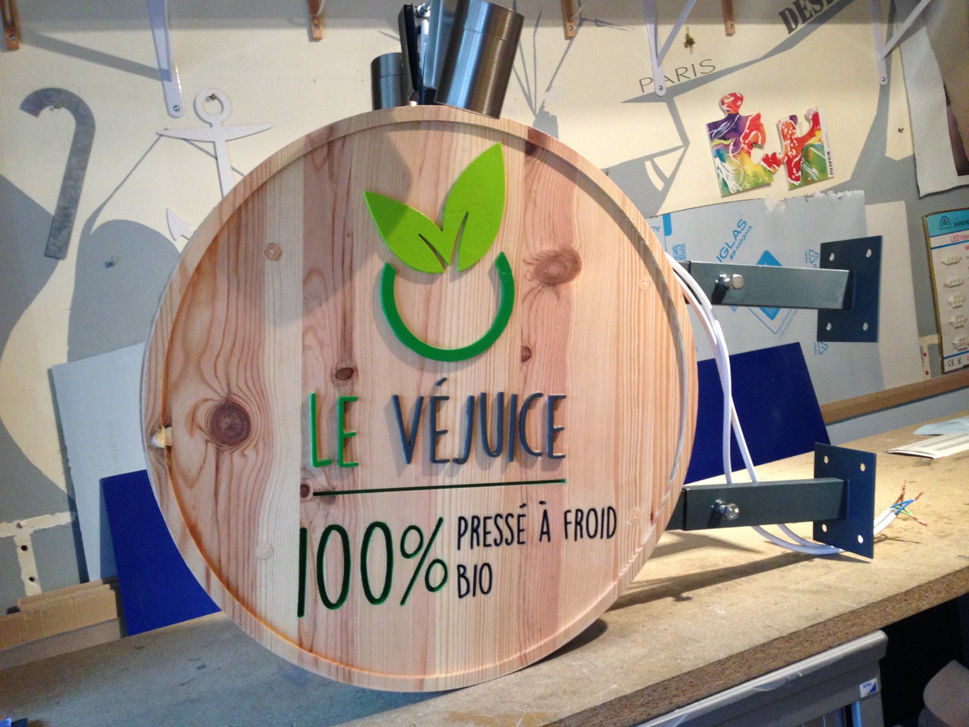 Enseigne en bois gravé et peint image 1