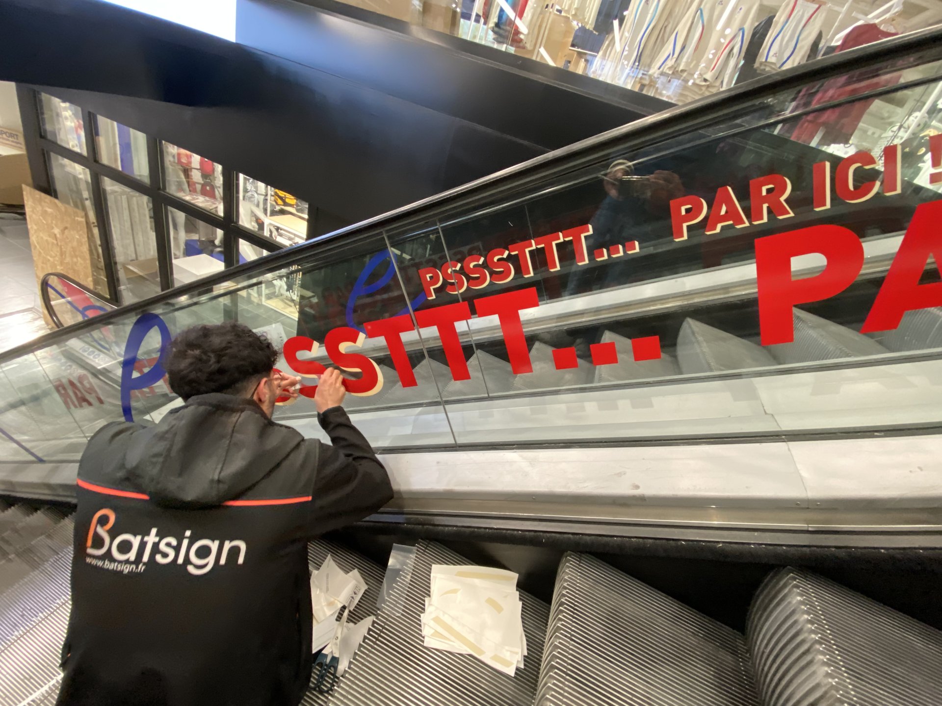 Décoration murs et escalators du magasin Intersport pour les jeux olympiques image 3