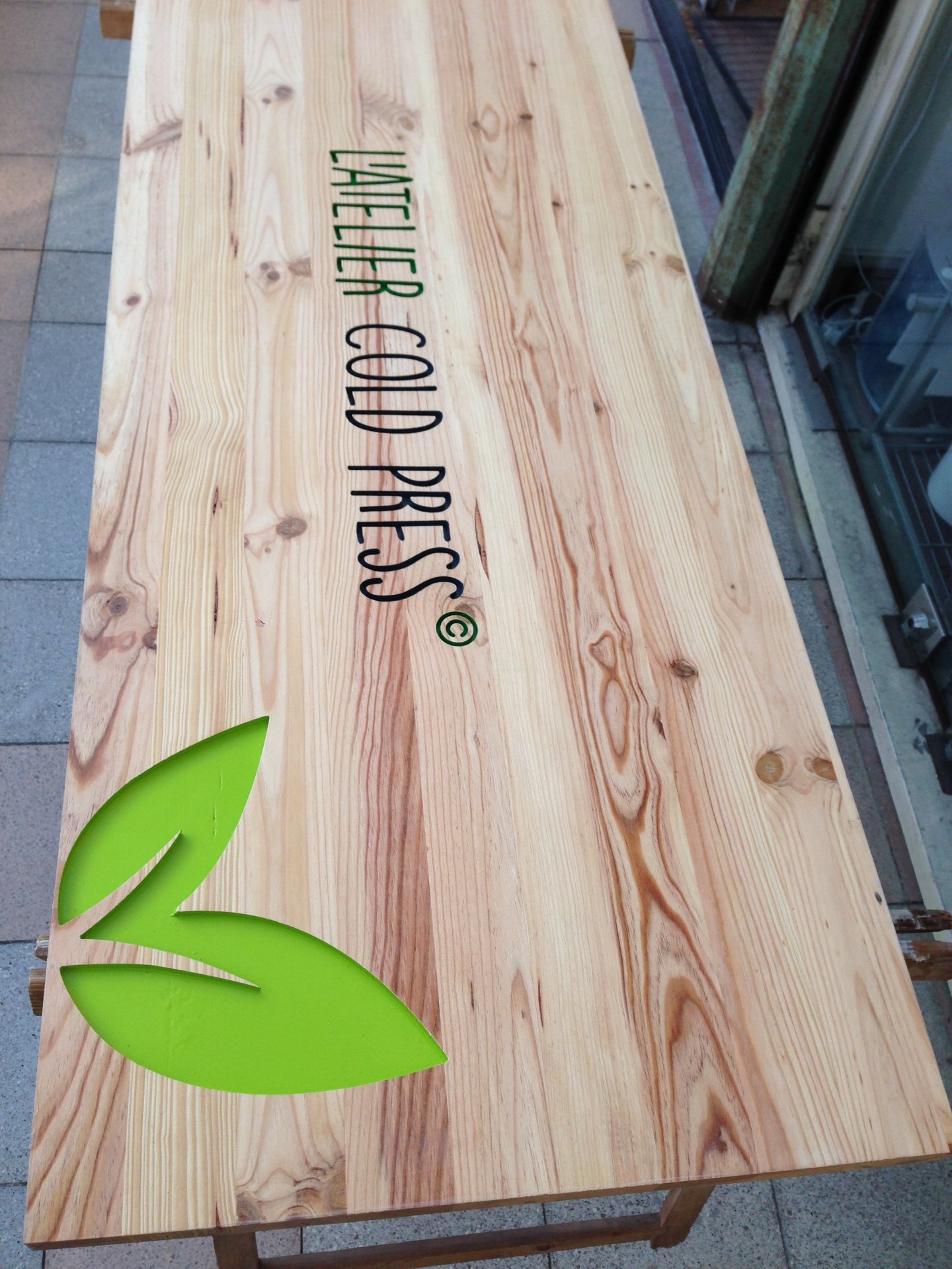 Enseigne en bois gravé et peint image 9