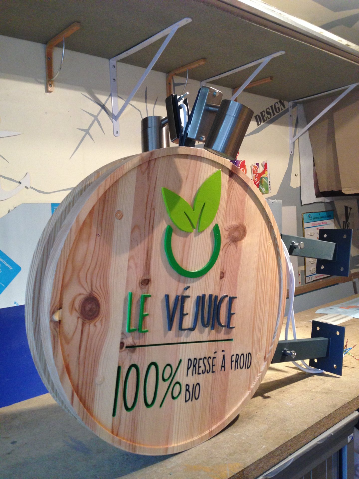 Enseigne en bois gravé et peint image 4
