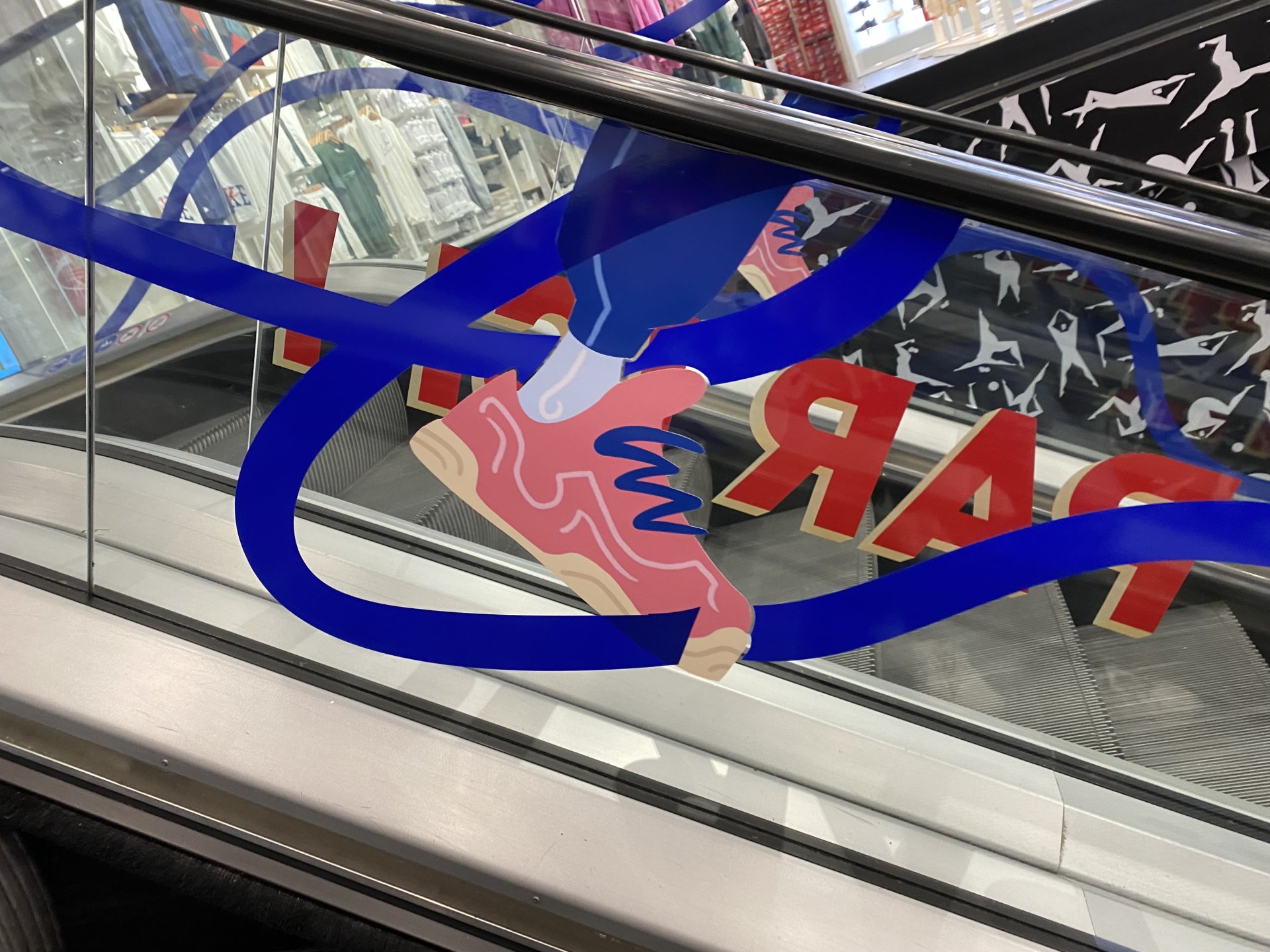 Décoration murs et escalators du magasin Intersport pour les jeux olympiques image 2