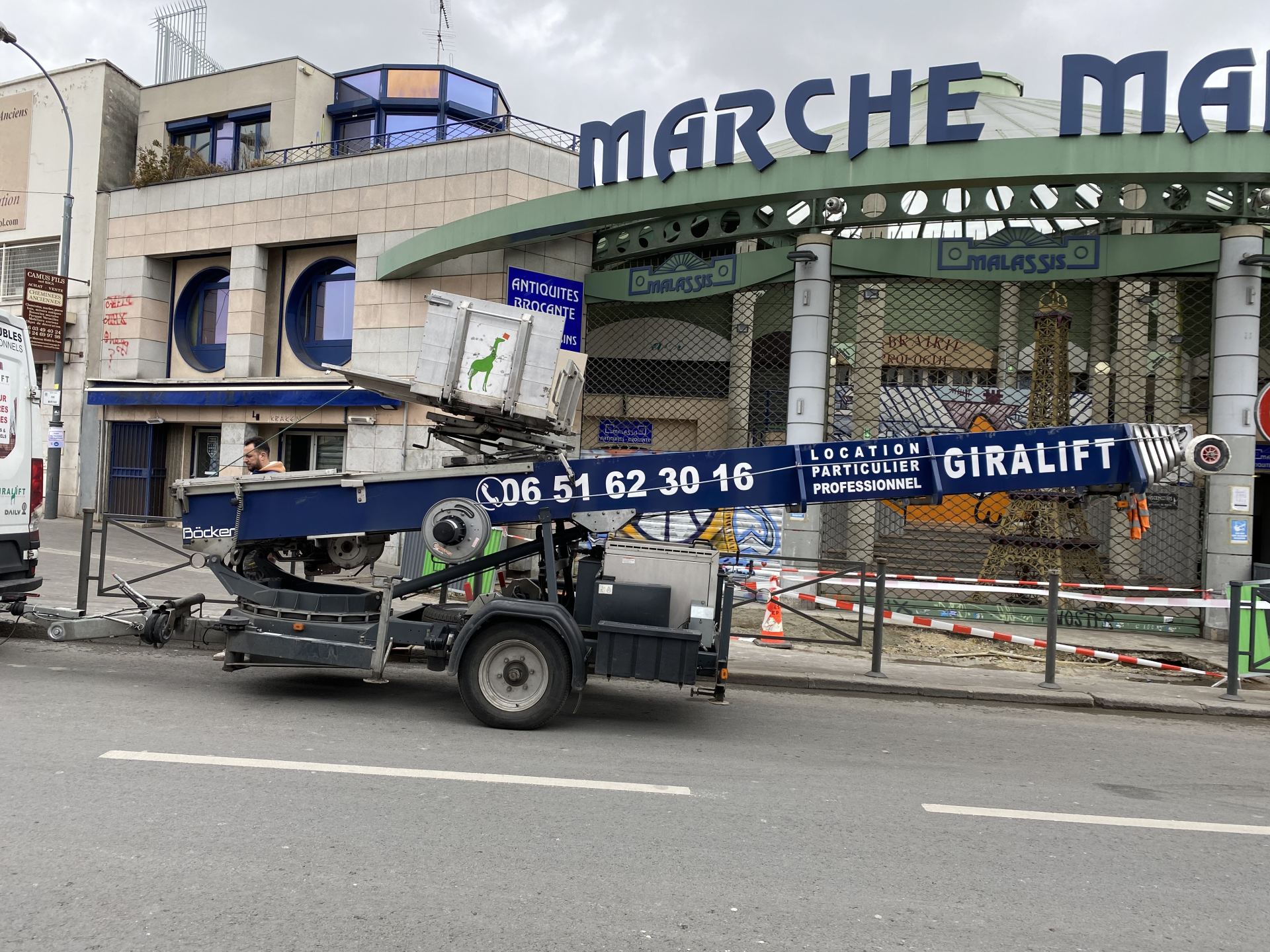 Publicité sur un monte-meuble image 10