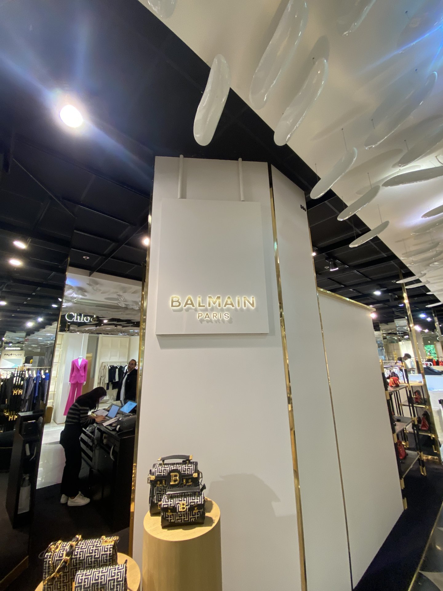 Création du logo BALMAIN en laiton brossé et PMMA image 3