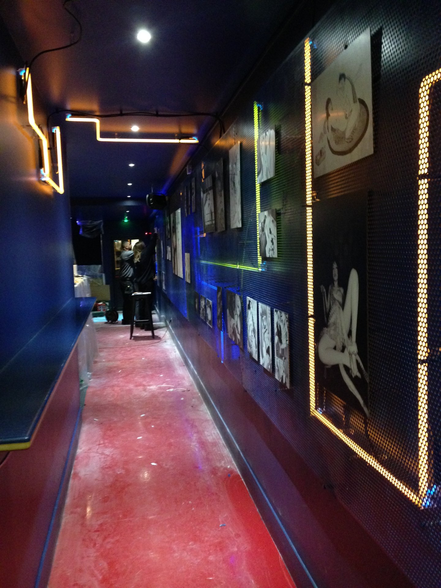 Décoration intérieur d’un bar avec néons. image 7