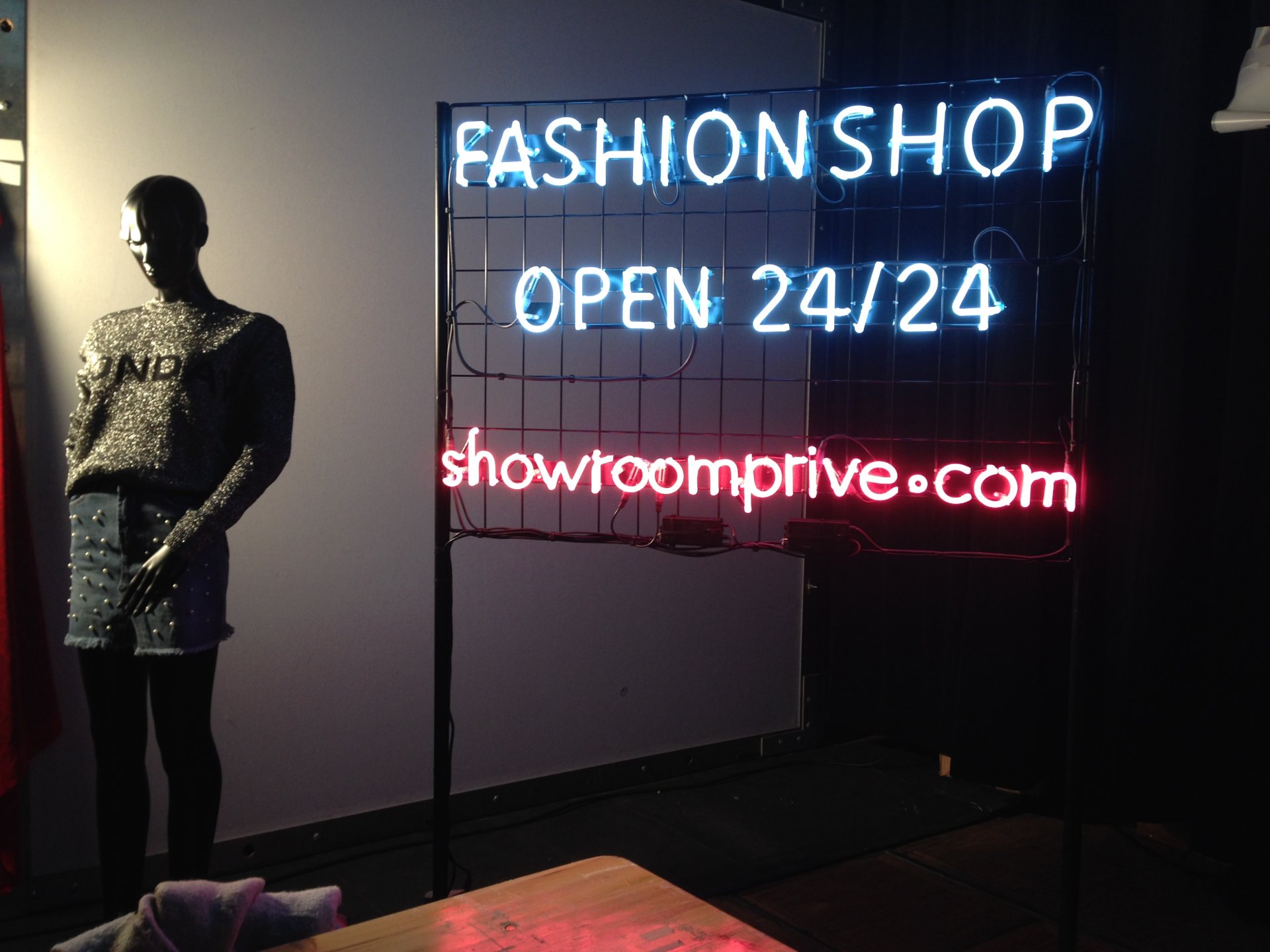 Fabrication de néons pour une exposition de SHOWROOMPRIVÉ